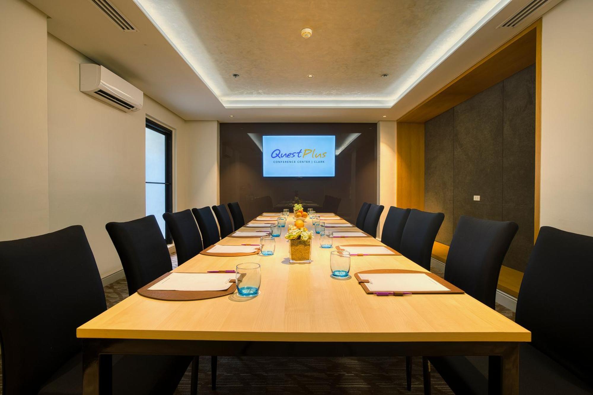 Quest Plus Conference Center, Clark Clark Field Buitenkant foto
